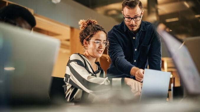 Two,Colleagues,Working,On,Laptop,In,Office.,Female,Hispanic,Help Fixed Term Contract